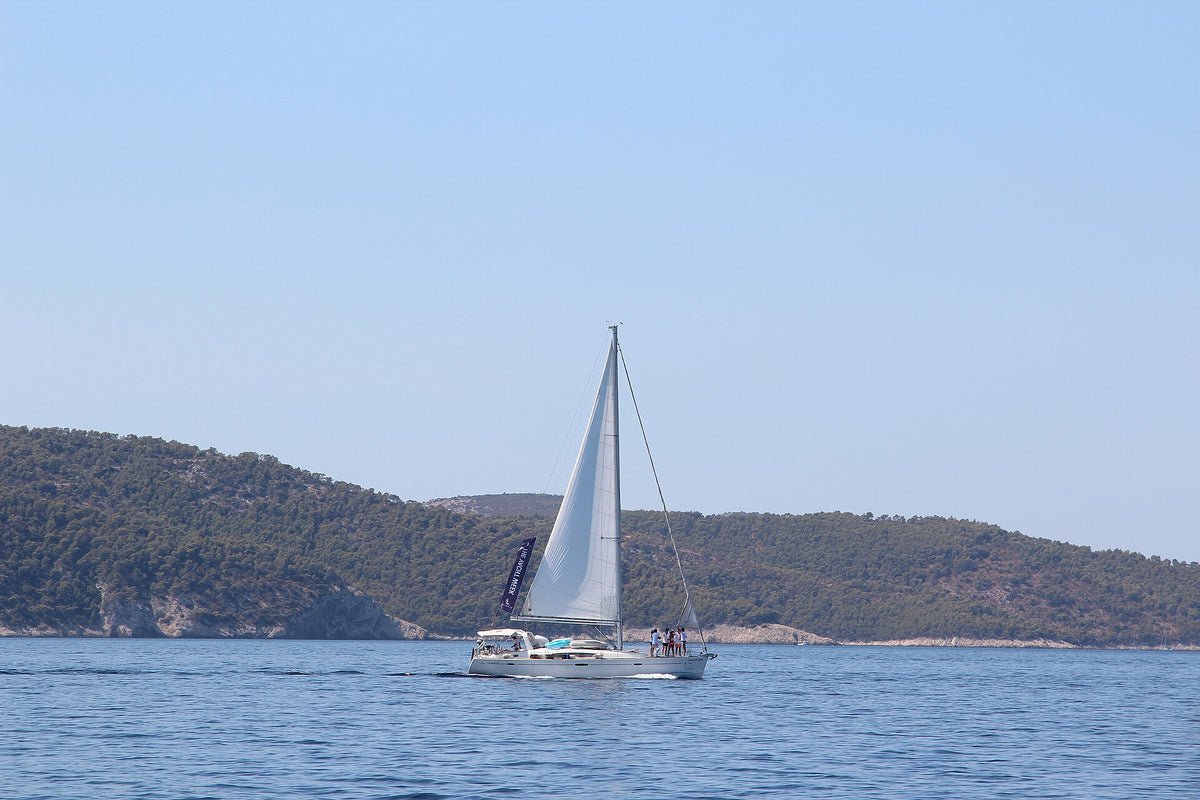 Beneteau Oceanis 50 under sail in Croatia. Photo: Fallaner, Wikimedia Commons, CC BY-SA 4.0