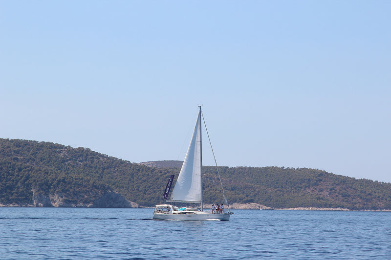 Beneteau Oceanis 50 under sail in Croatia. Photo: Fallaner, Wikimedia Commons, CC BY-SA 4.0
