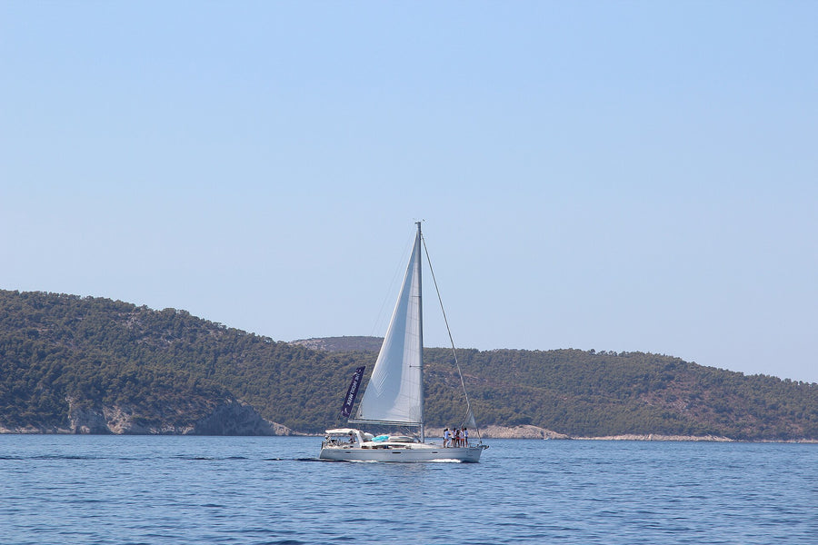 Beneteau Oceanis 50 under sail in Croatia. Photo: Fallaner, Wikimedia Commons, CC BY-SA 4.0